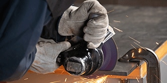 Limpieza de metales con disco 3M Scotch-Brite Clean and Strip XT.
