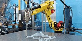 Se muestra una gran máquina aplicando un adhesivo.
