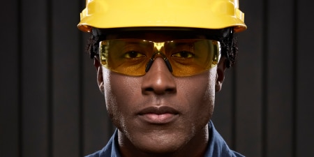 Hombre usando lentes de seguridad con lentes amarillos
