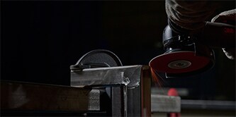 Imagen que muestra el proceso de desbaste y refinado en acero inoxidable.
