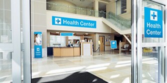 Área de recepción en el vestíbulo del hospital.
