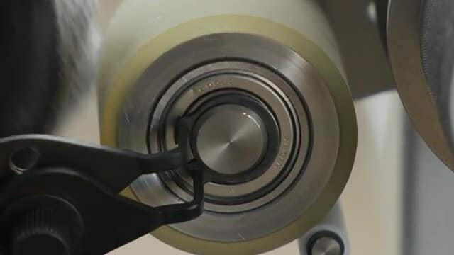 Imagen de alguien removiendo un rodillo con alicates de anillo.
