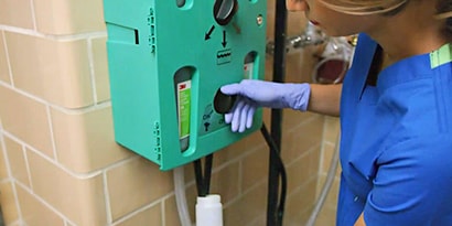 Dispensador de productos químicos 3M en uso.
