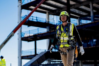 Trabajador en un sitio de construcción usando equipo 3M.
