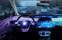 Imagen decorativa de carretera con automóviles y representación de sistemas avanzados de asistencia al conductor.