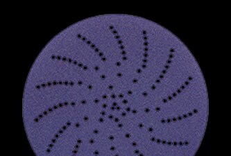 Un disco de lijado circular de color morado con una disposición en espiral de pequeños orificios de extracción de polvo en toda su superficie.
