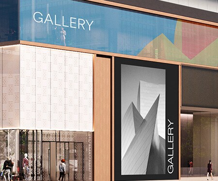 Primer plano del exterior de una tienda con una imagen en blanco y negro impresa opaca y un patrón colorido impreso en la ventana transparente.
