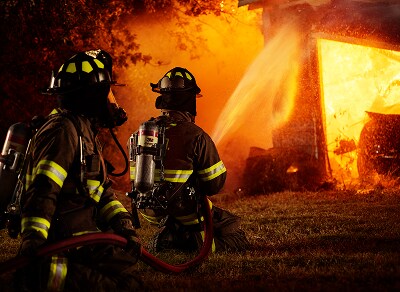 Bombero en llamas usando equipos 3M.