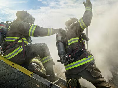 Bombero usando equipo contra incendios 3M.