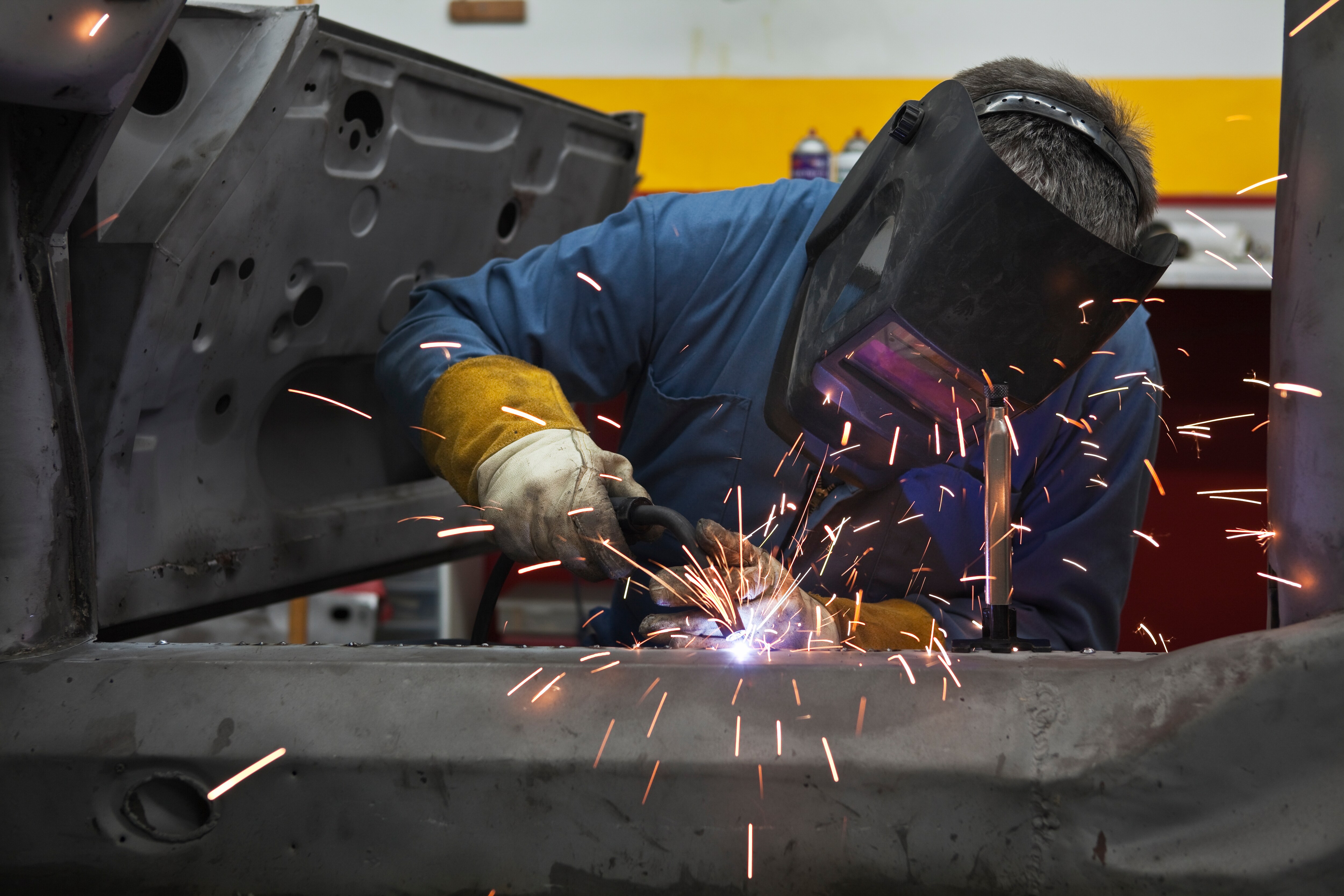 Hombre trabajando en soldadura con equipo de seguridad 3M.
