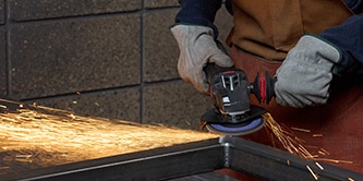 Remoción de soldadura por desbaste en junta metálica.
