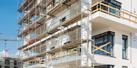 Edificio en construcción con andamios.
