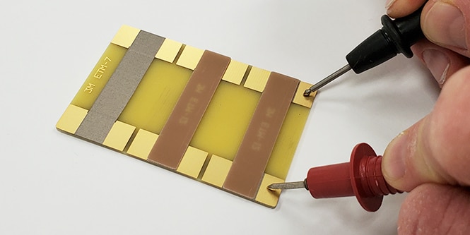 Alguien manipulando la resistencia eléctrica en diversos materiales.
