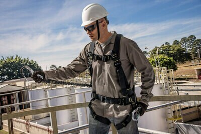 Hombre que trabaja en altura con equipo de protección contra caídas 3M.
