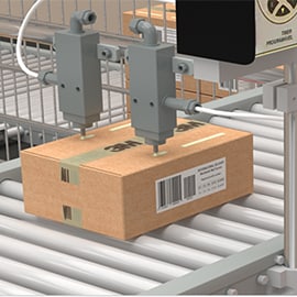 Imagen de caja siendo marcada en una línea de proceso.