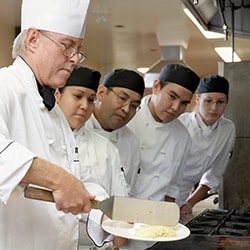 Entrenamiento del chef para el personal de cocina junior.