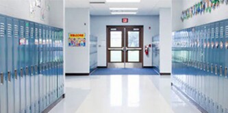 Pasillo de la escuela con lockers.
