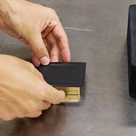 Vídeo de demostración de los adhesivos conductivos 3M en dispositivos pequeños.