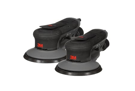 Dos lijadoras orbitales aleatorias 3M Xtract de color negro y gris, colocadas una al lado de la otra, cada una con una base de lijado plana y agarre superior ergonómico.
