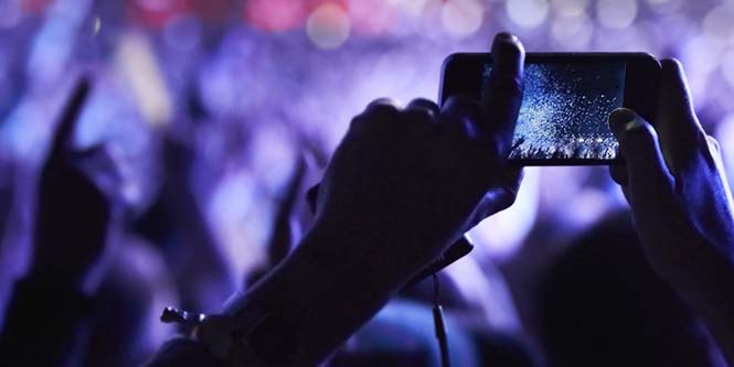 Grabando un vídeo en un concierto.
