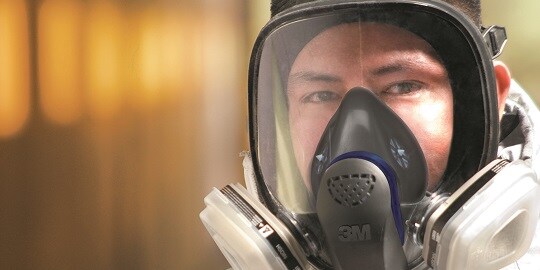 Un hombre usa un respirador con máscara facial completa de 3M

