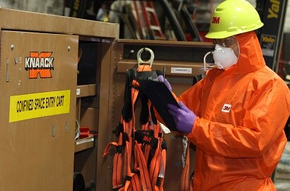 Workman wearing 3M™ Disposable Respirators N95 Alt text for hero - 3M Trifecta Blue/Light Blue Mesh