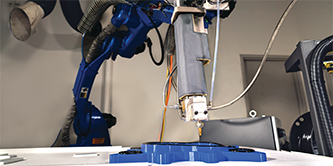 Imagen de un brazo robótico aplicando Cinta Extrudible 3M™ VHB a una pieza compleja a diferentes profundidades.
