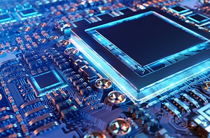 Acercamiento de una placa de circuito electrónico futurista con varios componentes electrónicos.