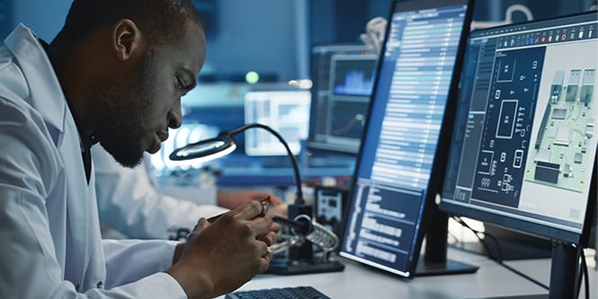 Científico inspeccionando componentes de interconexión industrial.
