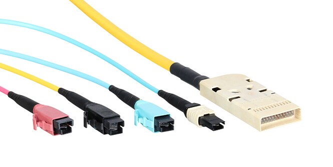 Conectores EBO de 3M con cables de colores variados, diseñados para conectividad monomodo y multimodo.
