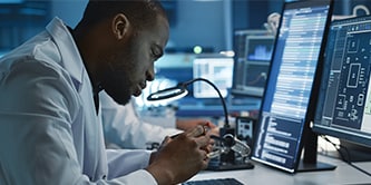 Científico inspeccionando componentes de interconexión industrial.
