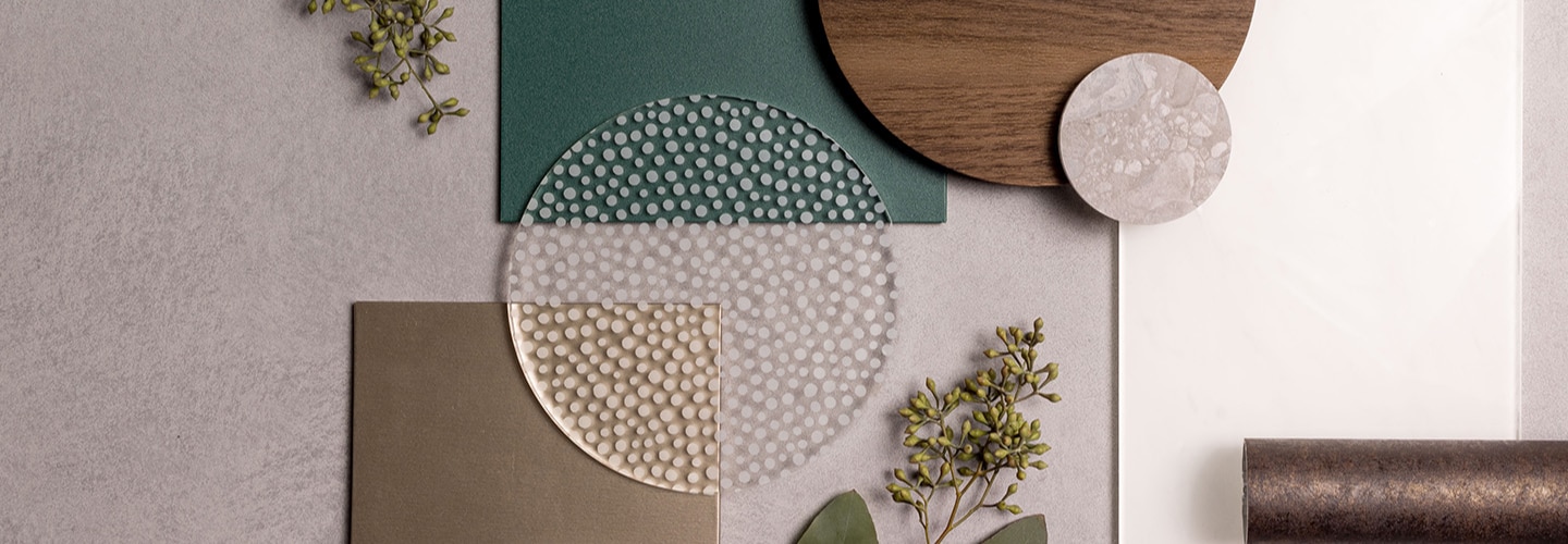 Tablero de inspiración en plano con muestras de Acabados Arquitectónicos 3M en diferentes patrones, tonos naturales, vetas de madera y acabados metálicos.
