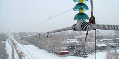 Infraestructura eléctrica atravesando área rural
