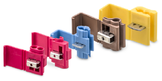 Conectores elétricos 3M de várias cores alinhados, mostrando detalhes das peças e das lâminas metálicas internas.
