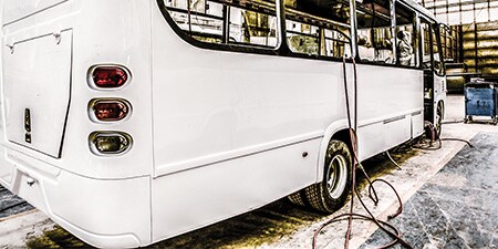 Imagen trasera de autobús blanco.
