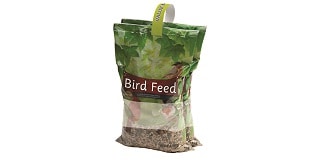Imagen de dos bolsas de plástico de alimento para aves unidas por un asa de transporte 3M™.
