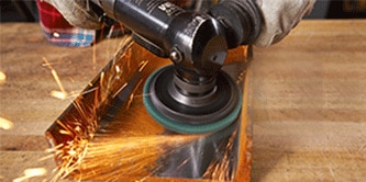 Limpieza de metales con disco 3M Scotch-Brite Clean and Strip XT.
