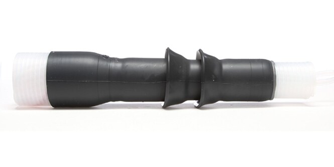 Conector de goma negra con dos anillos de sellado ensanchados, mostrado horizontalmente sobre fondo blanco.
