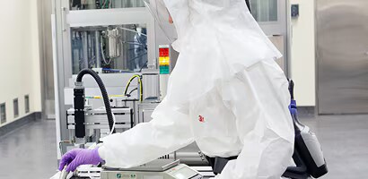 Hombre en el laboratorio usando EPP.
