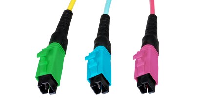 Tres cables de interconexión óptica.
