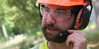 Trabajador con orejeras de protección auditiva 3M
