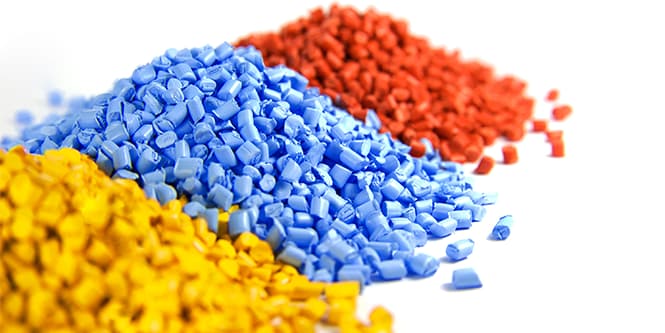 Imagen de resinas rojas, azules y amarillas.

