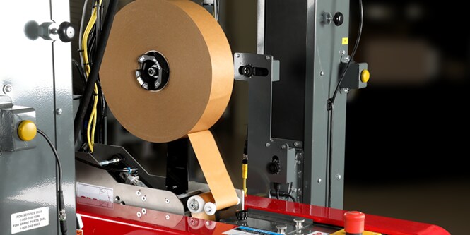 Cinta adhesiva de papel en un sellador automático.
