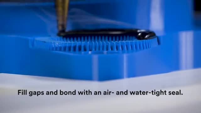 Imagen de video de un producto siendo aplicado a una pieza de plástico, con texto.
