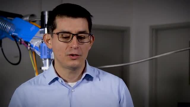 Imagen de video del Ingeniero de Aplicaciones de 3M, Ludovico Davila, hablando sobre automatización y Cinta Extrudible 3M™ VHB™ GP
