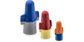 Conectores de cables 3M de distintos tamaños y colores (azul, rojo y naranja) alineados sobre una superficie blanca.
