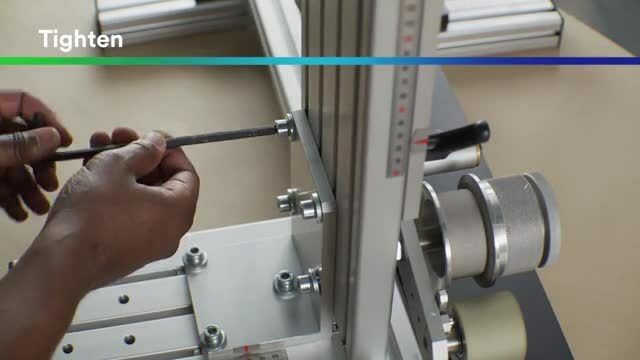 Imagen de alguien ajustando la altura del Laminador de empuje continuo.
