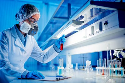 Profesional de la salud que utiliza equipos de 3M.
