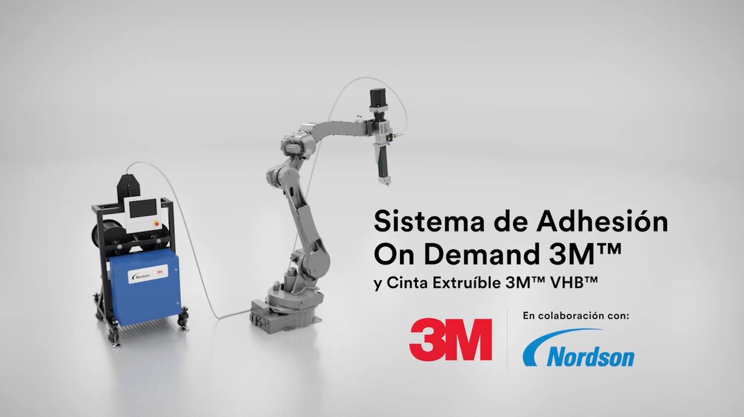 Imagen en primer plano de la cabeza de aplicación dispensando Cinta Extrudible 3M™ VHB™ GP en una pieza.