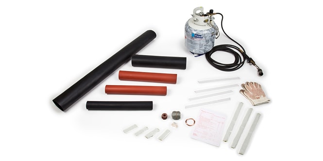 Kit de empalme de cable termorretráctil sobre fondo blanco con tubos negros y rojos, recipiente metálico con manguera, varillas transparentes, pequeños conectores y hojas de instrucciones.

